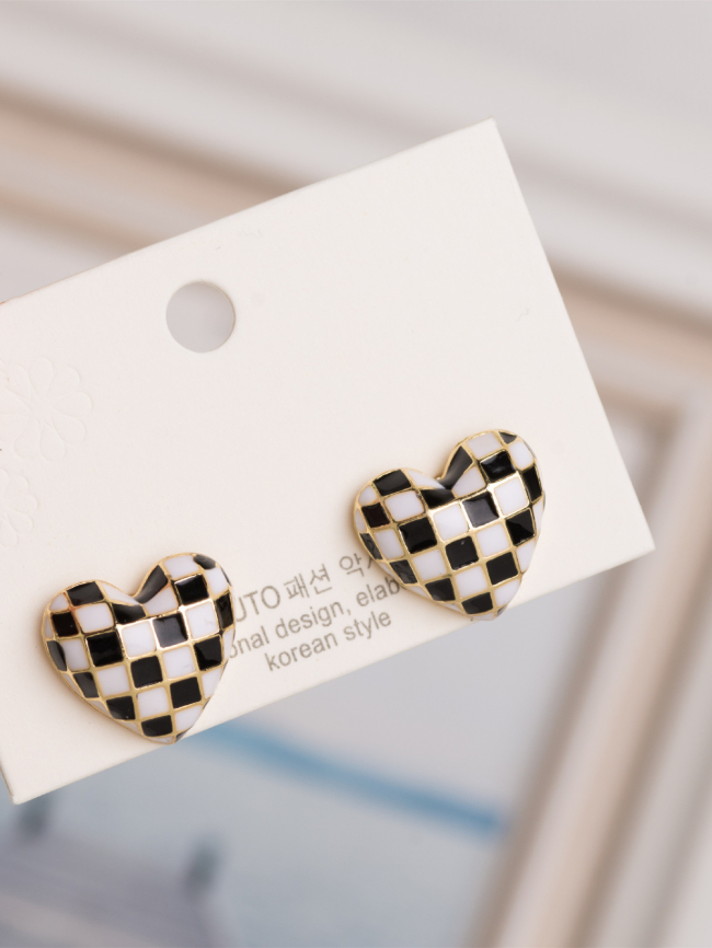 Heart-shaped lattice stud earrings