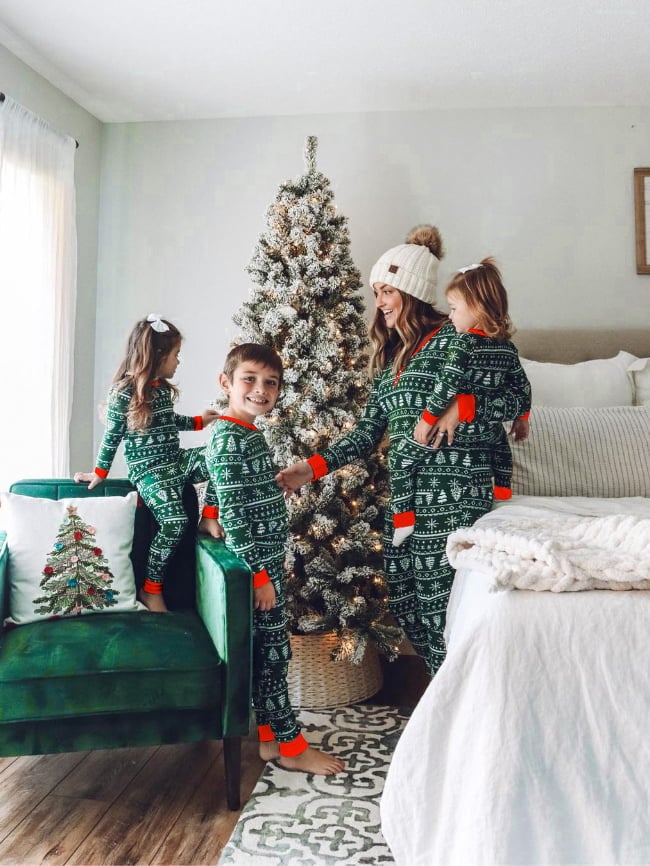 Moms Christmas Tree And Snowflake Print Pajama Set 7